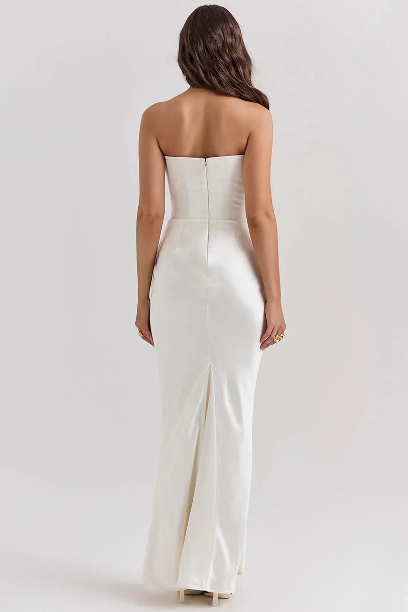 Schulterfreies Maxikleid mit Taillenraffung im minimalistischen Stil