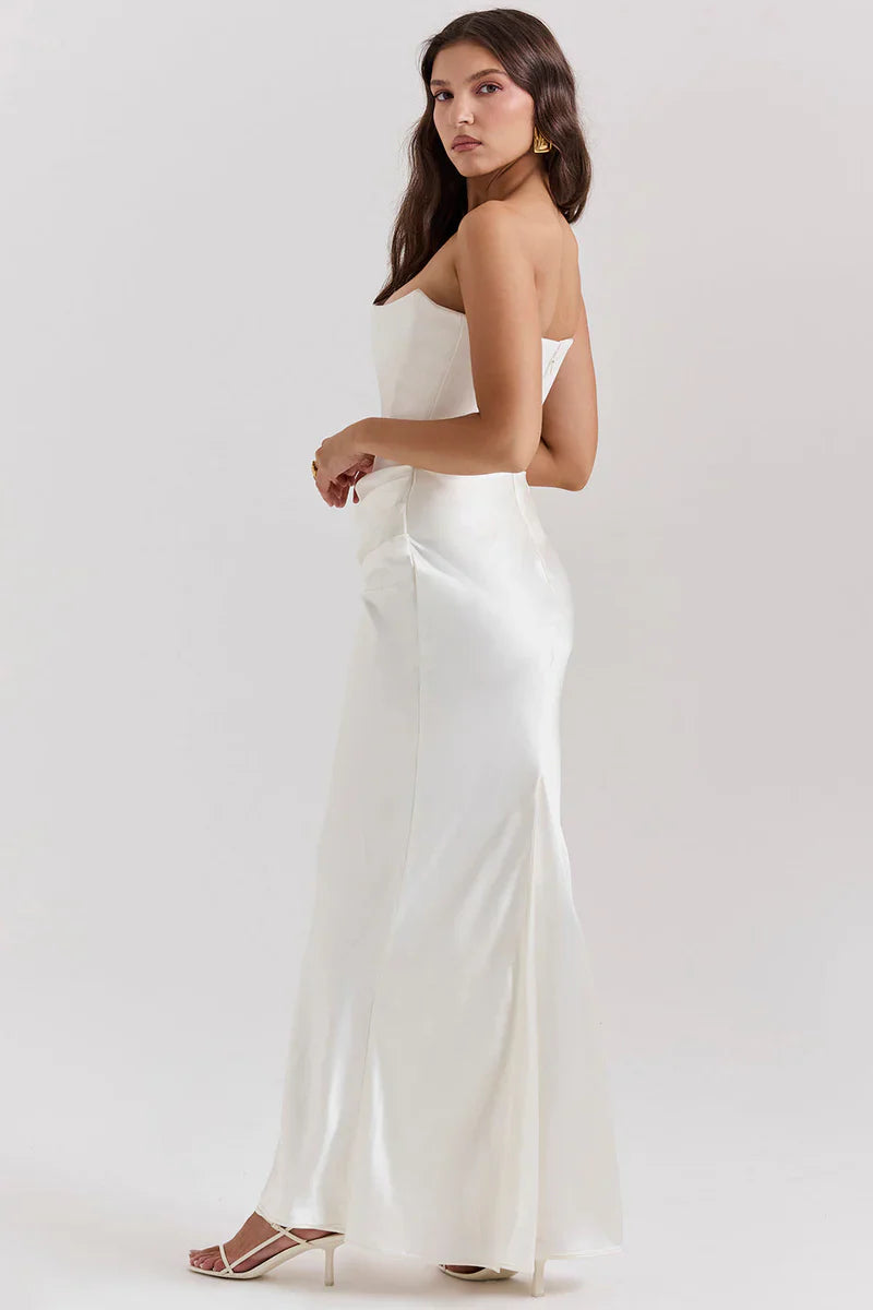 Schulterfreies Maxikleid mit Taillenraffung im minimalistischen Stil