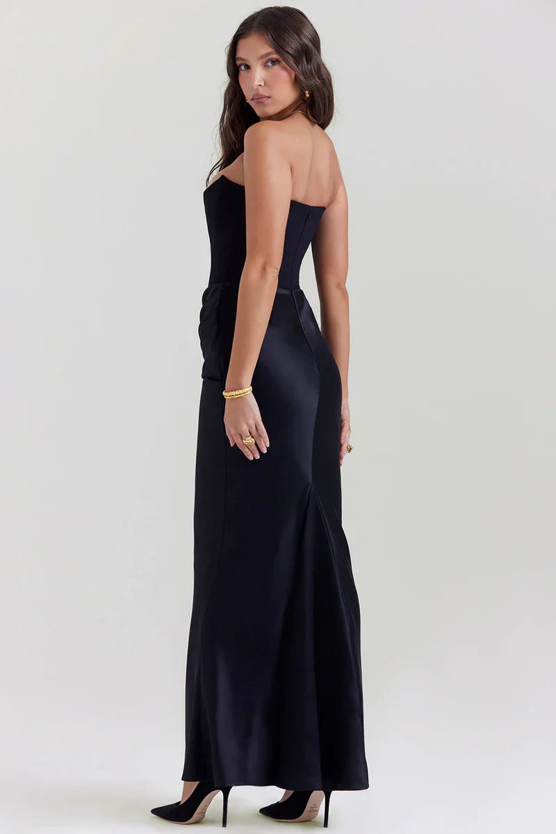Schulterfreies Maxikleid mit Taillenraffung im minimalistischen Stil