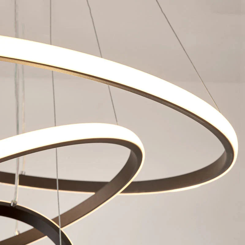 Moderne LED-Pendelleuchte mit 3D-Ringkomposition