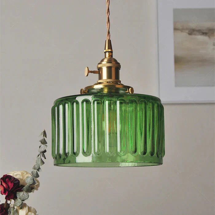 Pendelleuchte im Vintage-Stil mit gerilltem Glasschirm und Goldfinish