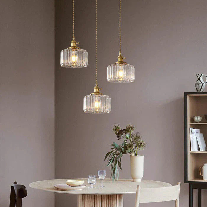 Pendelleuchte im Vintage-Stil mit gerilltem Glasschirm und Goldfinish