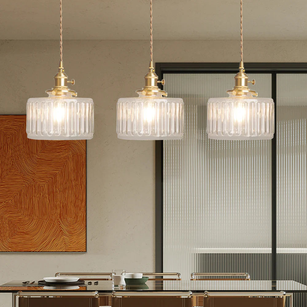 Pendelleuchte im Vintage-Stil mit gerilltem Glasschirm und Goldfinish