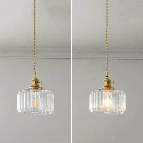 Pendelleuchte im Vintage-Stil mit gerilltem Glasschirm und Goldfinish