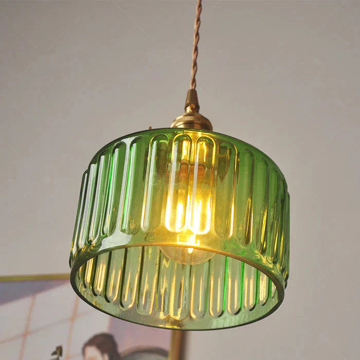 Pendelleuchte im Vintage-Stil mit gerilltem Glasschirm und Goldfinish