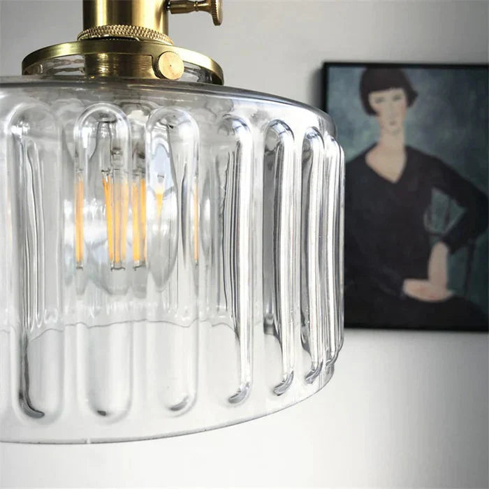 Pendelleuchte im Vintage-Stil mit gerilltem Glasschirm und Goldfinish