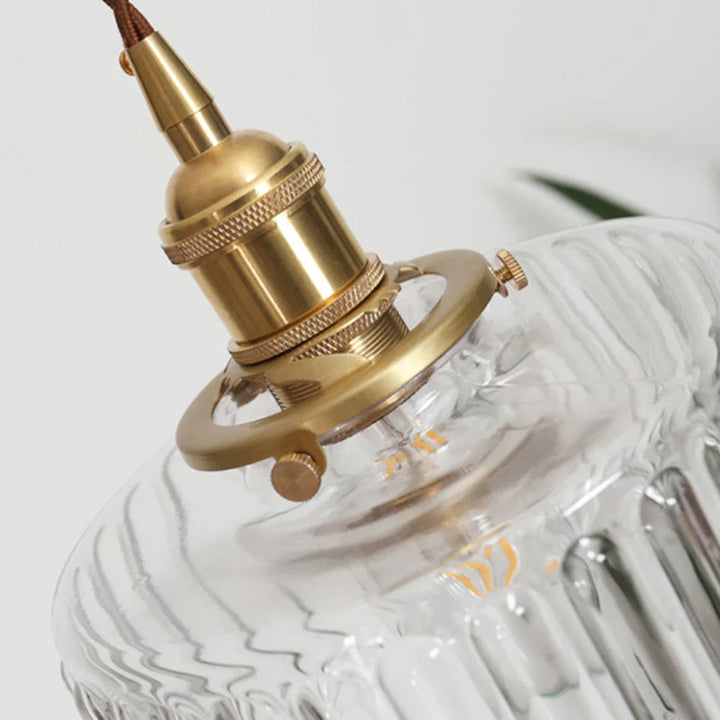 Pendelleuchte im Vintage-Stil mit gerilltem Glasschirm und Goldfinish