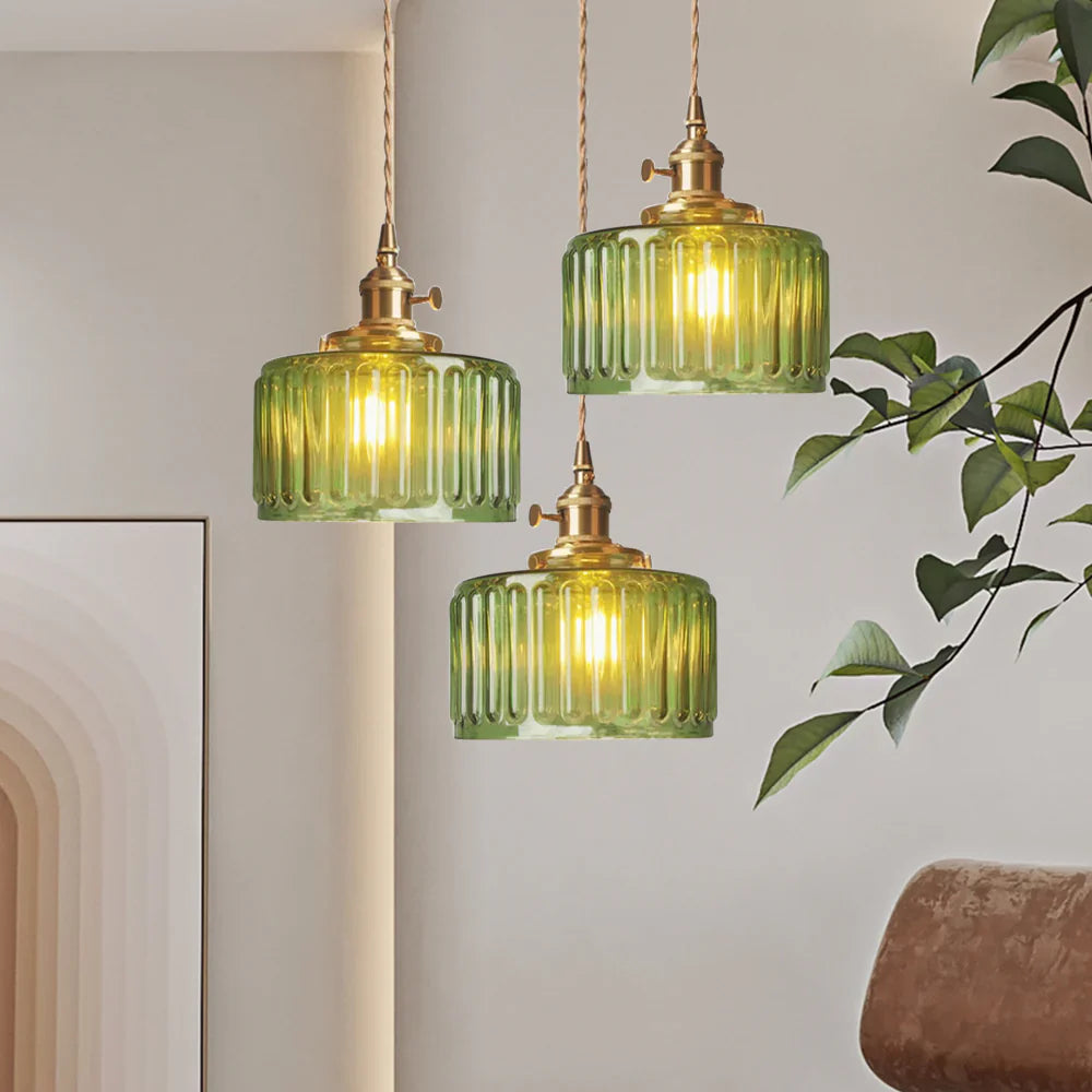 Pendelleuchte im Vintage-Stil mit gerilltem Glasschirm und Goldfinish