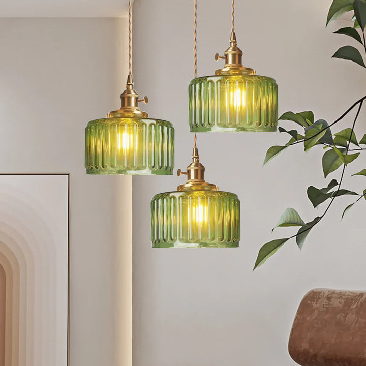 Pendelleuchte im Vintage-Stil mit gerilltem Glasschirm und Goldfinish