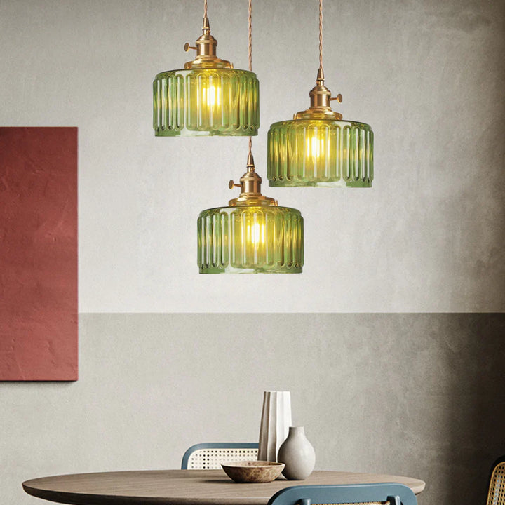 Pendelleuchte im Vintage-Stil mit gerilltem Glasschirm und Goldfinish