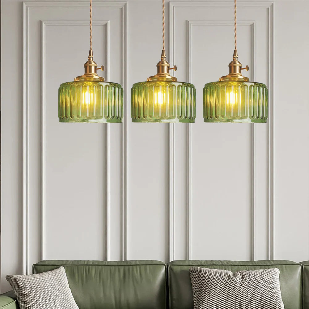 Pendelleuchte im Vintage-Stil mit gerilltem Glasschirm und Goldfinish