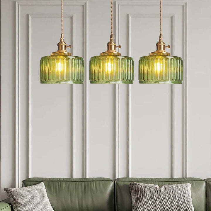 Pendelleuchte im Vintage-Stil mit gerilltem Glasschirm und Goldfinish