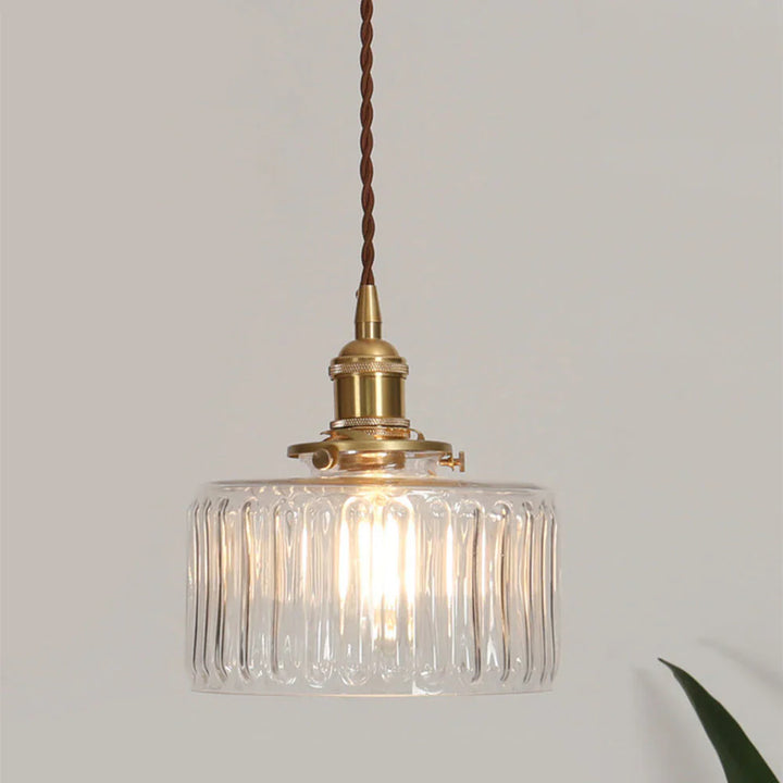 Pendelleuchte im Vintage-Stil mit gerilltem Glasschirm und Goldfinish