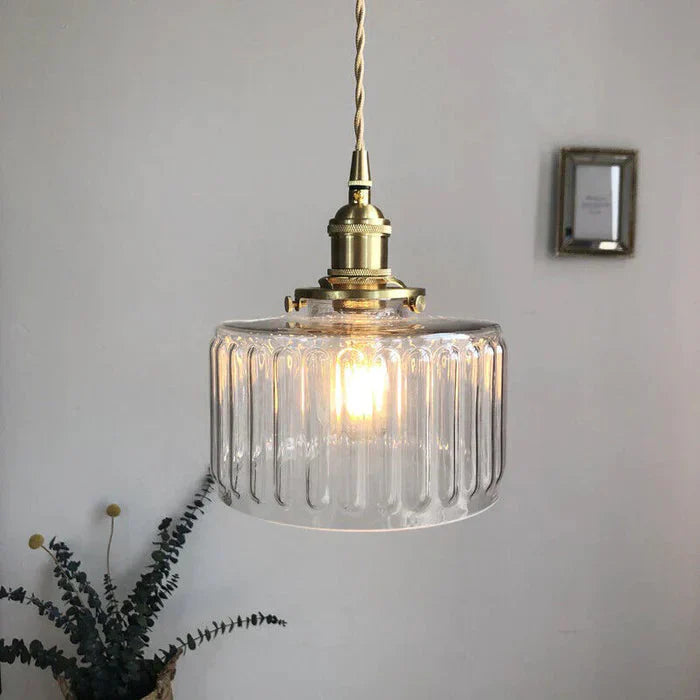 Pendelleuchte im Vintage-Stil mit gerilltem Glasschirm und Goldfinish