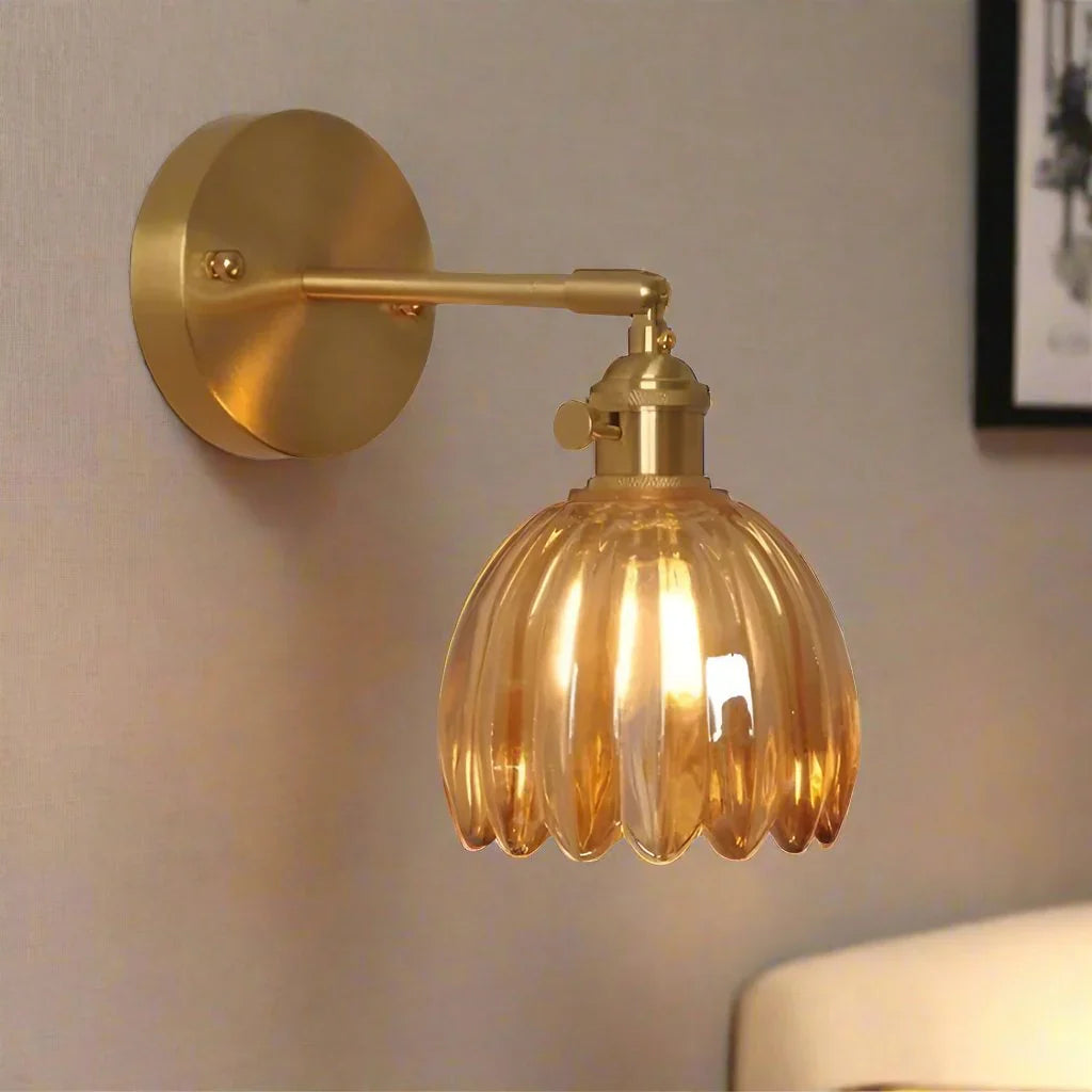 Retro-Wandleuchte mit Tulpenförmigem Glasschirm und Goldenem Finish