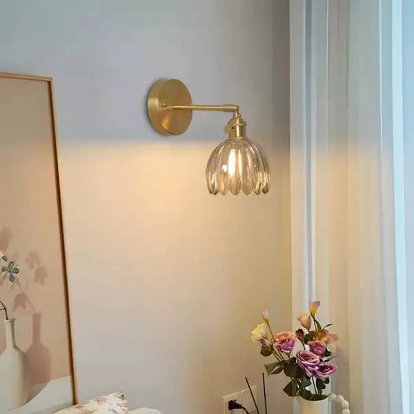 Retro-Wandleuchte mit Tulpenförmigem Glasschirm und Goldenem Finish