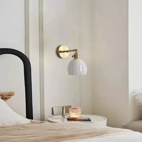 Retro-Wandleuchte mit Tulpenförmigem Glasschirm und Goldenem Finish