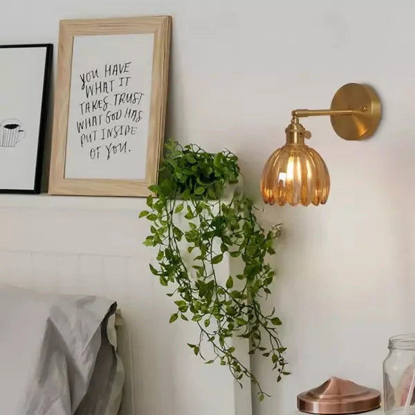 Retro-Wandleuchte mit Tulpenförmigem Glasschirm und Goldenem Finish