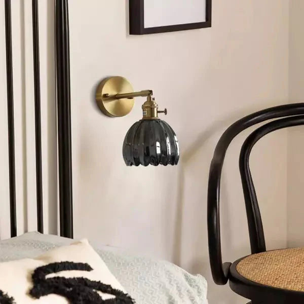 Retro-Wandleuchte mit Tulpenförmigem Glasschirm und Goldenem Finish