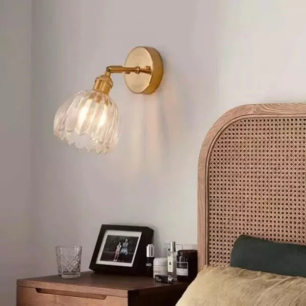 Retro-Wandleuchte mit Tulpenförmigem Glasschirm und Goldenem Finish