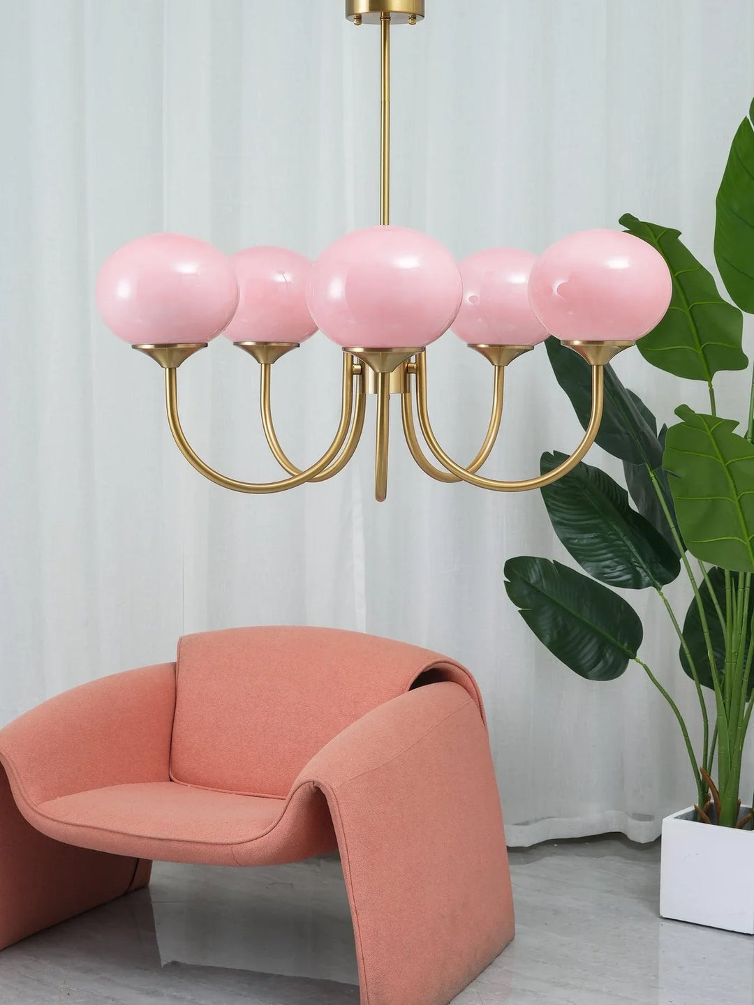 Kronleuchter im Retro-Glamour-Stil mit Kugelschirmen