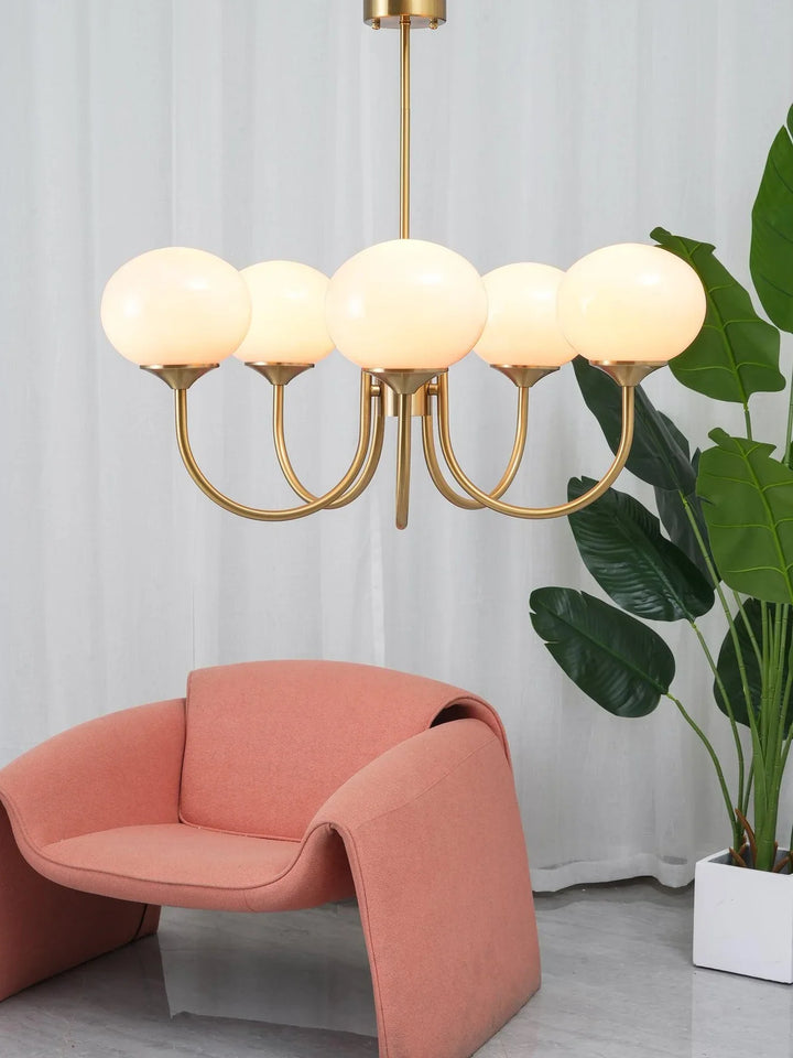 Kronleuchter im Retro-Glamour-Stil mit Kugelschirmen