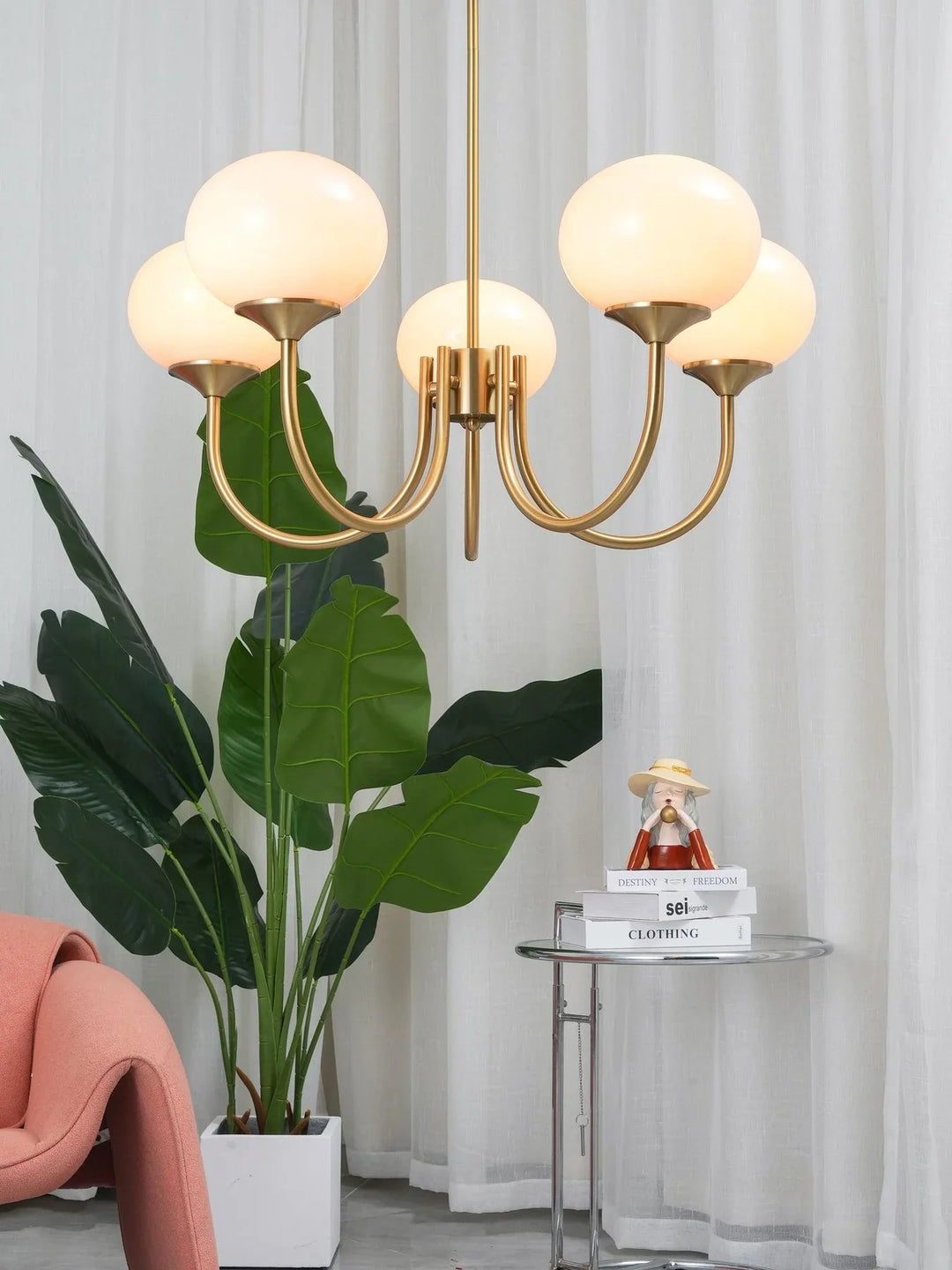 Kronleuchter im Retro-Glamour-Stil mit Kugelschirmen