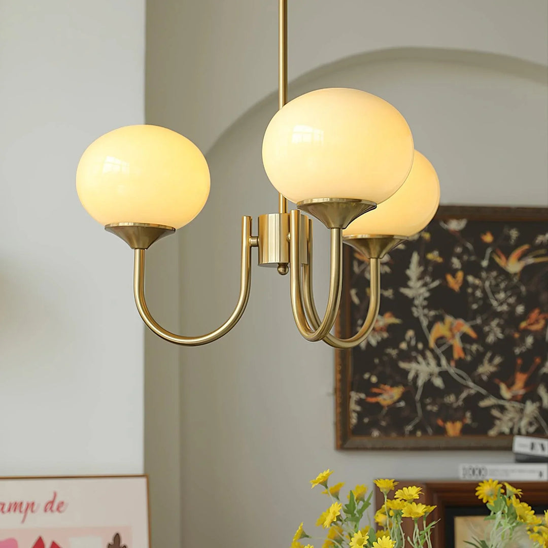 Kronleuchter im Retro-Glamour-Stil mit Kugelschirmen