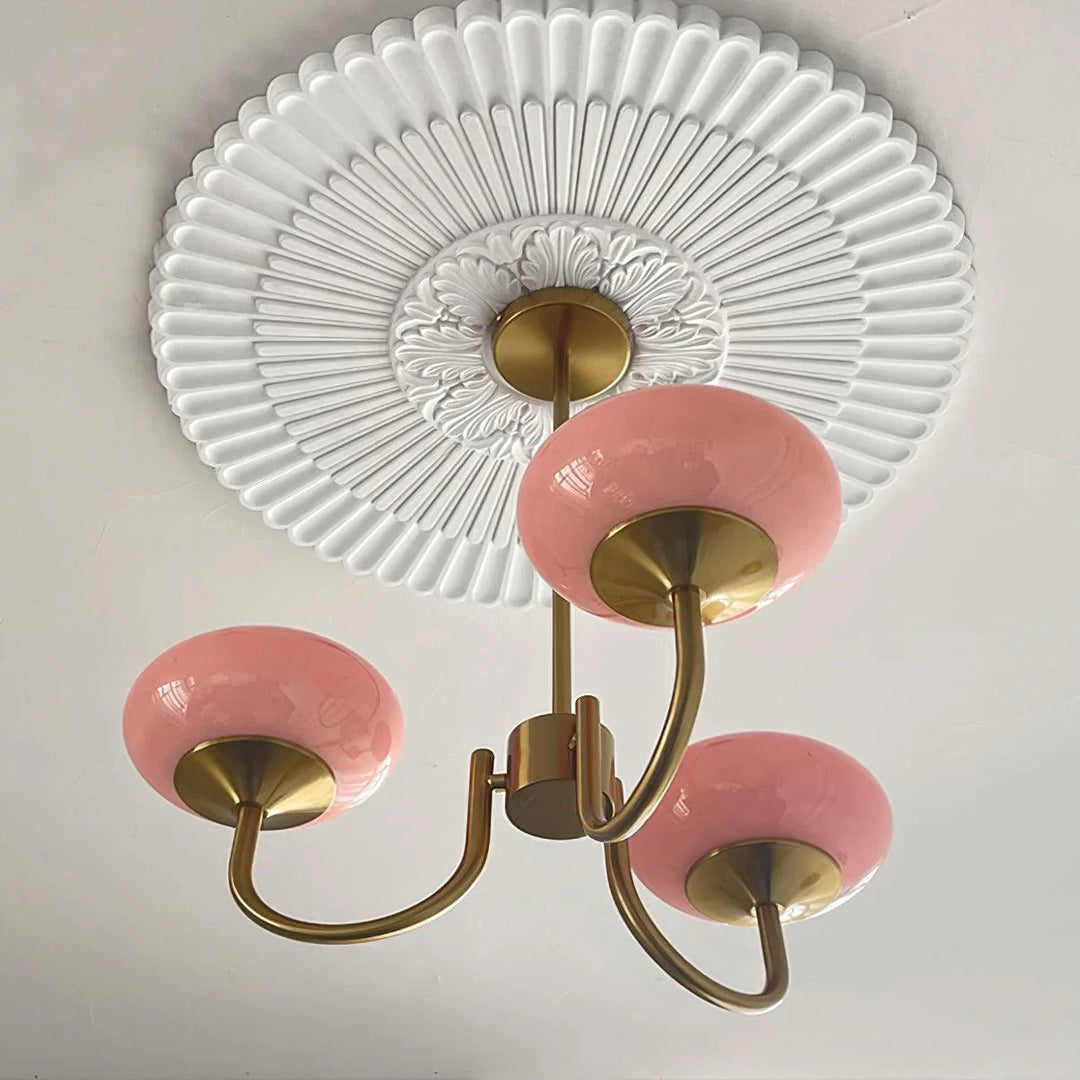 Kronleuchter im Retro-Glamour-Stil mit Kugelschirmen