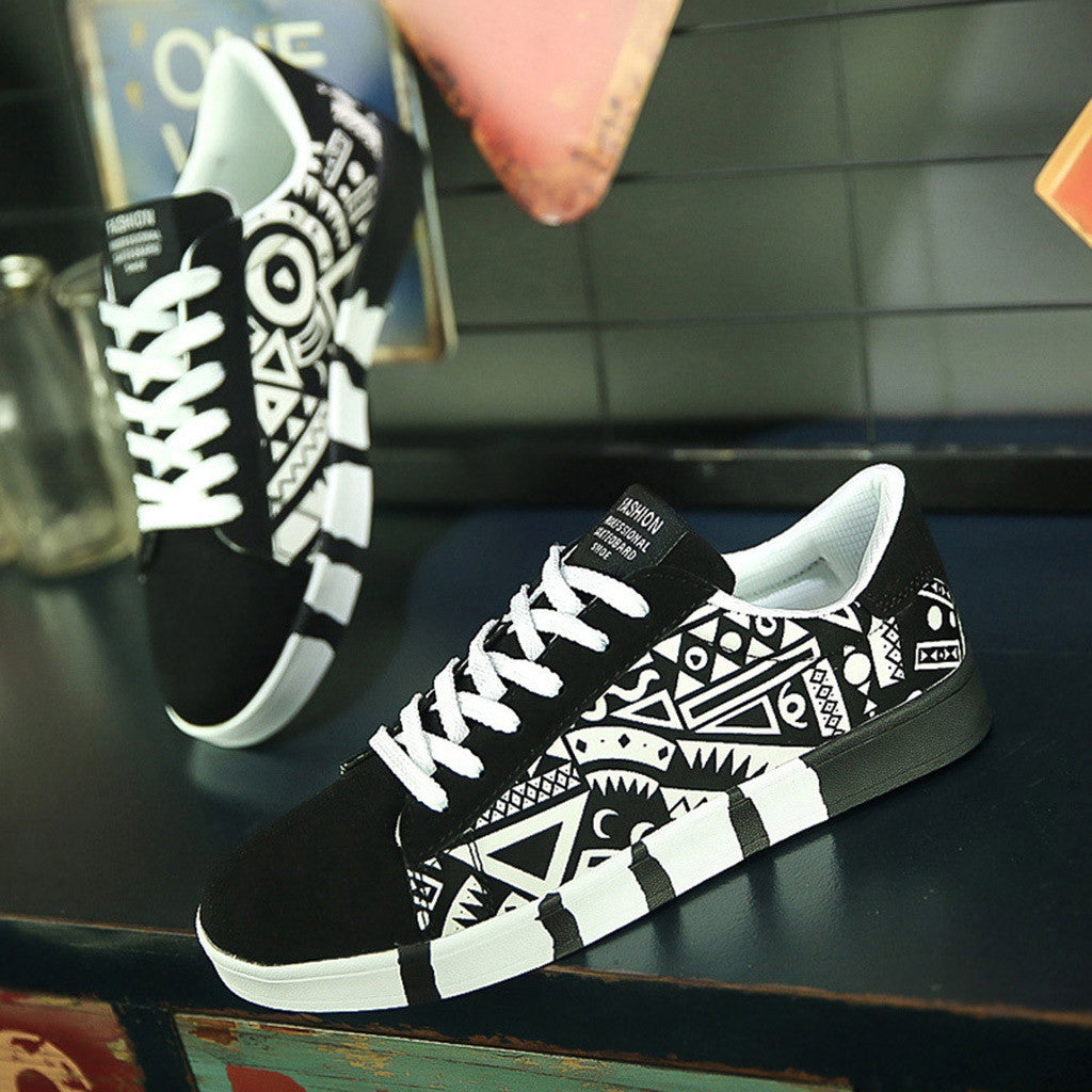 Herrensneaker mit buntem Aztekenmuster und bequemer Sohle