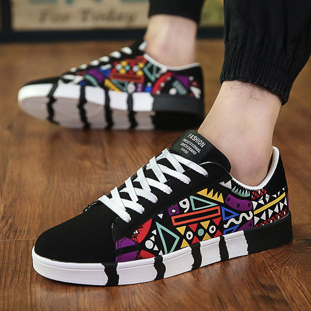 Herrensneaker mit buntem Aztekenmuster und bequemer Sohle