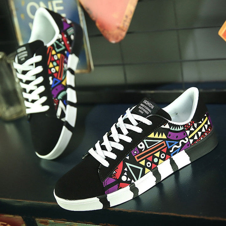 Herrensneaker mit buntem Aztekenmuster und bequemer Sohle