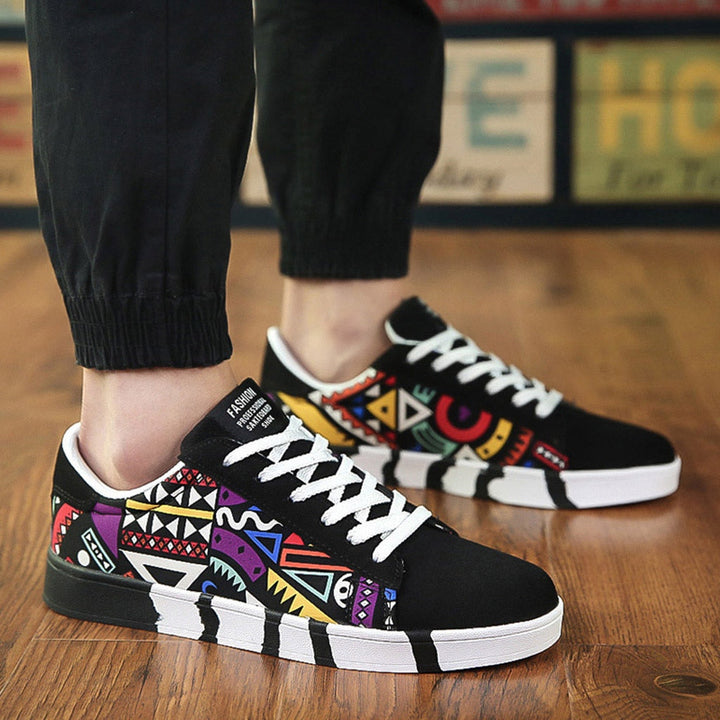 Herrensneaker mit buntem Aztekenmuster und bequemer Sohle