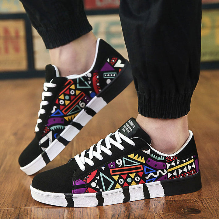 Herrensneaker mit buntem Aztekenmuster und bequemer Sohle