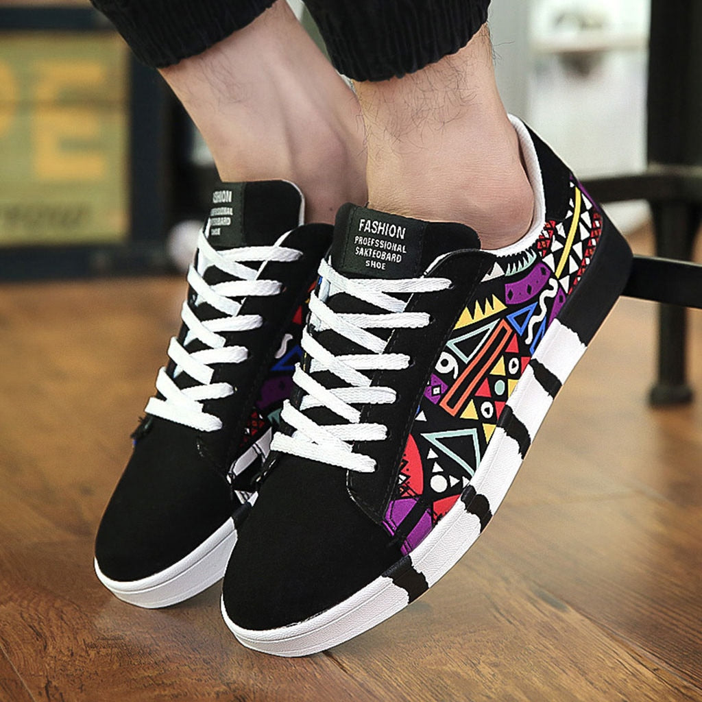 Herrensneaker mit buntem Aztekenmuster und bequemer Sohle