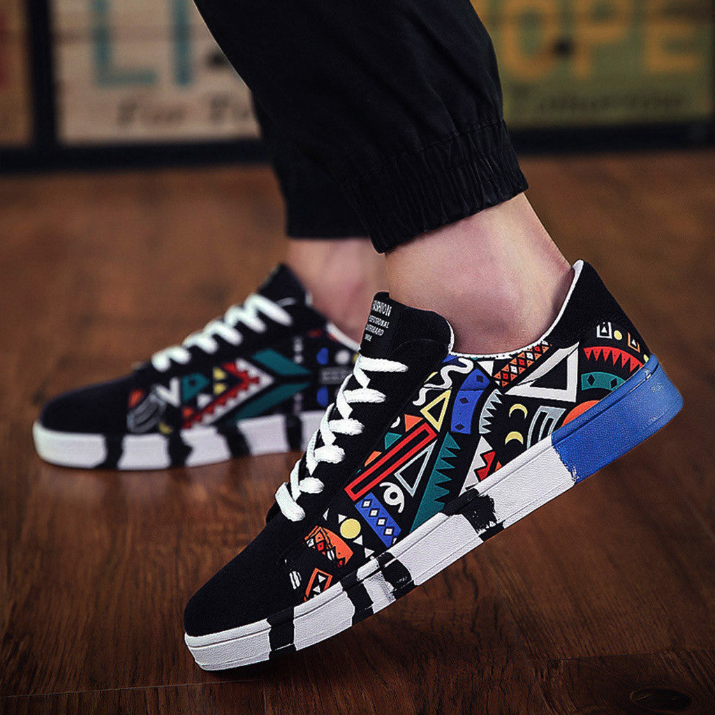 Herrensneaker mit buntem Aztekenmuster und bequemer Sohle