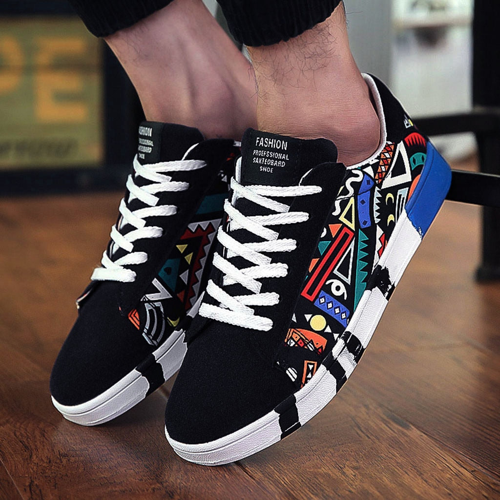Herrensneaker mit buntem Aztekenmuster und bequemer Sohle