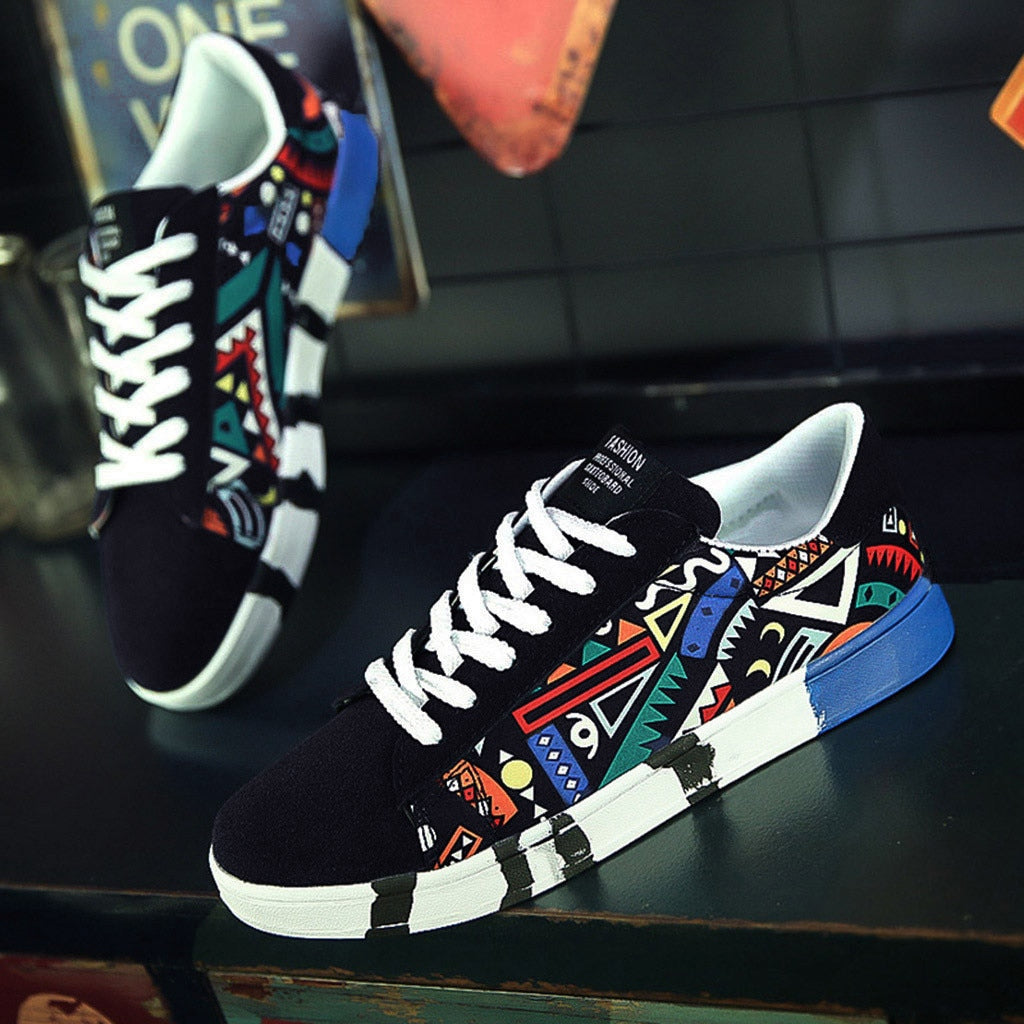 Herrensneaker mit buntem Aztekenmuster und bequemer Sohle