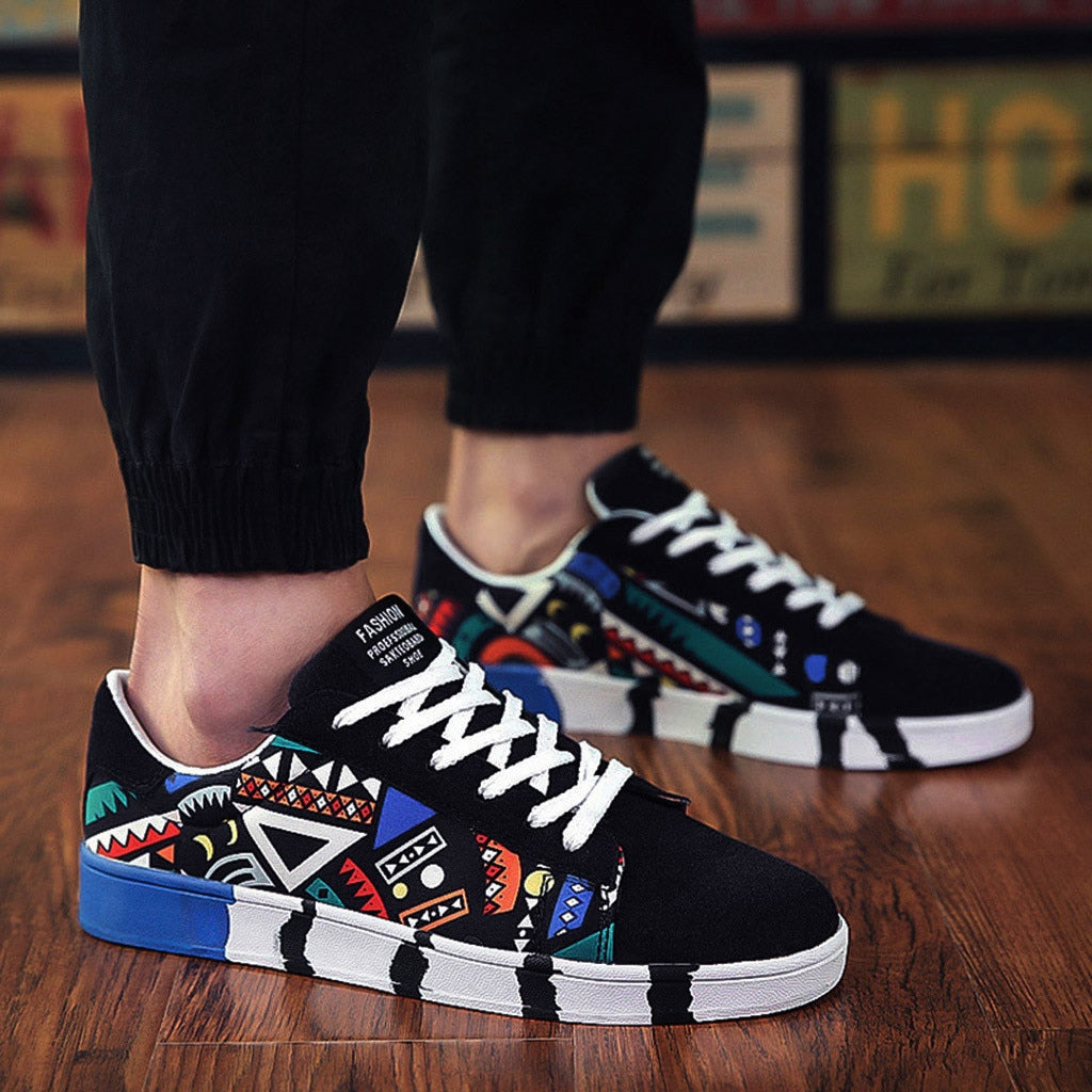 Herrensneaker mit buntem Aztekenmuster und bequemer Sohle
