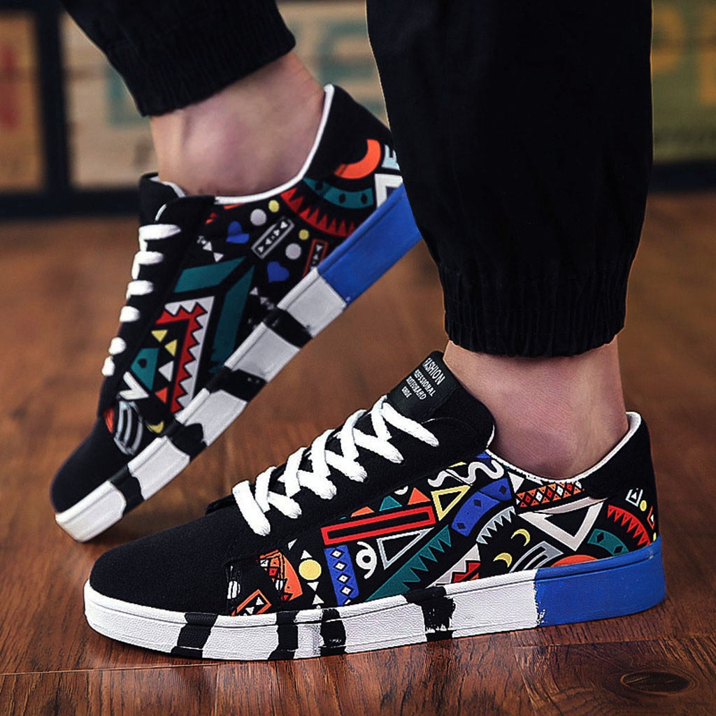 Herrensneaker mit buntem Aztekenmuster und bequemer Sohle