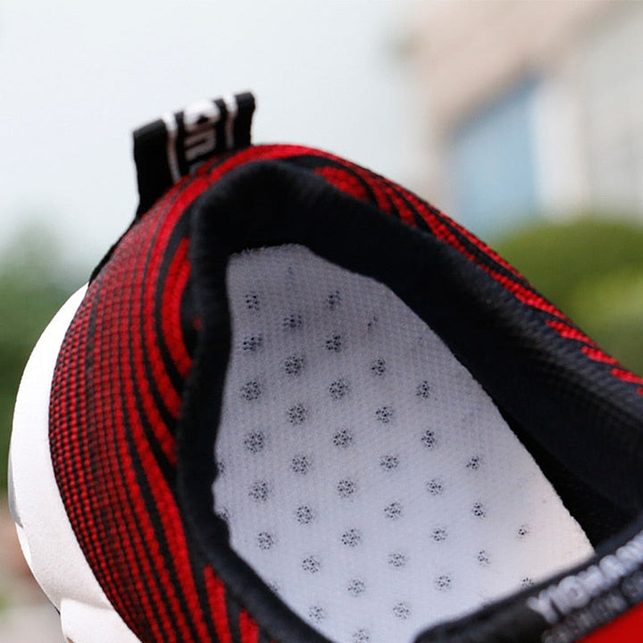 Sportliche Herrensneaker mit dynamischem Design und atmungsaktivem Mesh