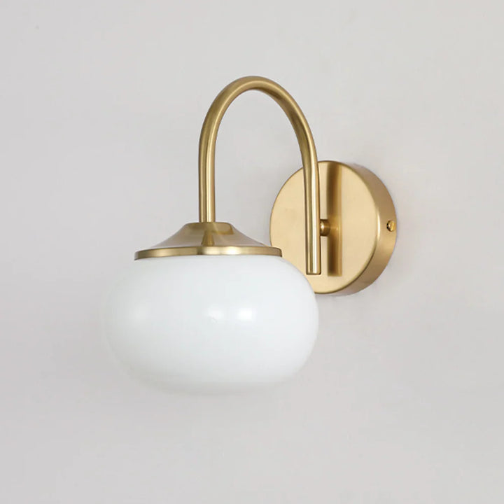 Wandleuchte mit Glasschirm und goldenem Finish