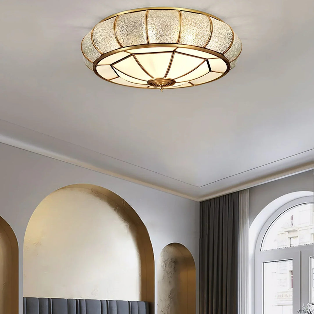 Klassische Deckenleuchte im Retro-Stil mit Glas und Messing