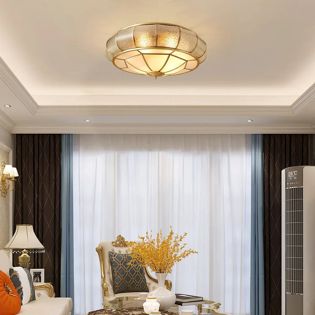 Klassische Deckenleuchte im Retro-Stil mit Glas und Messing