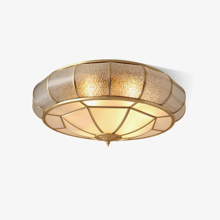 Klassische Deckenleuchte im Retro-Stil mit Glas und Messing