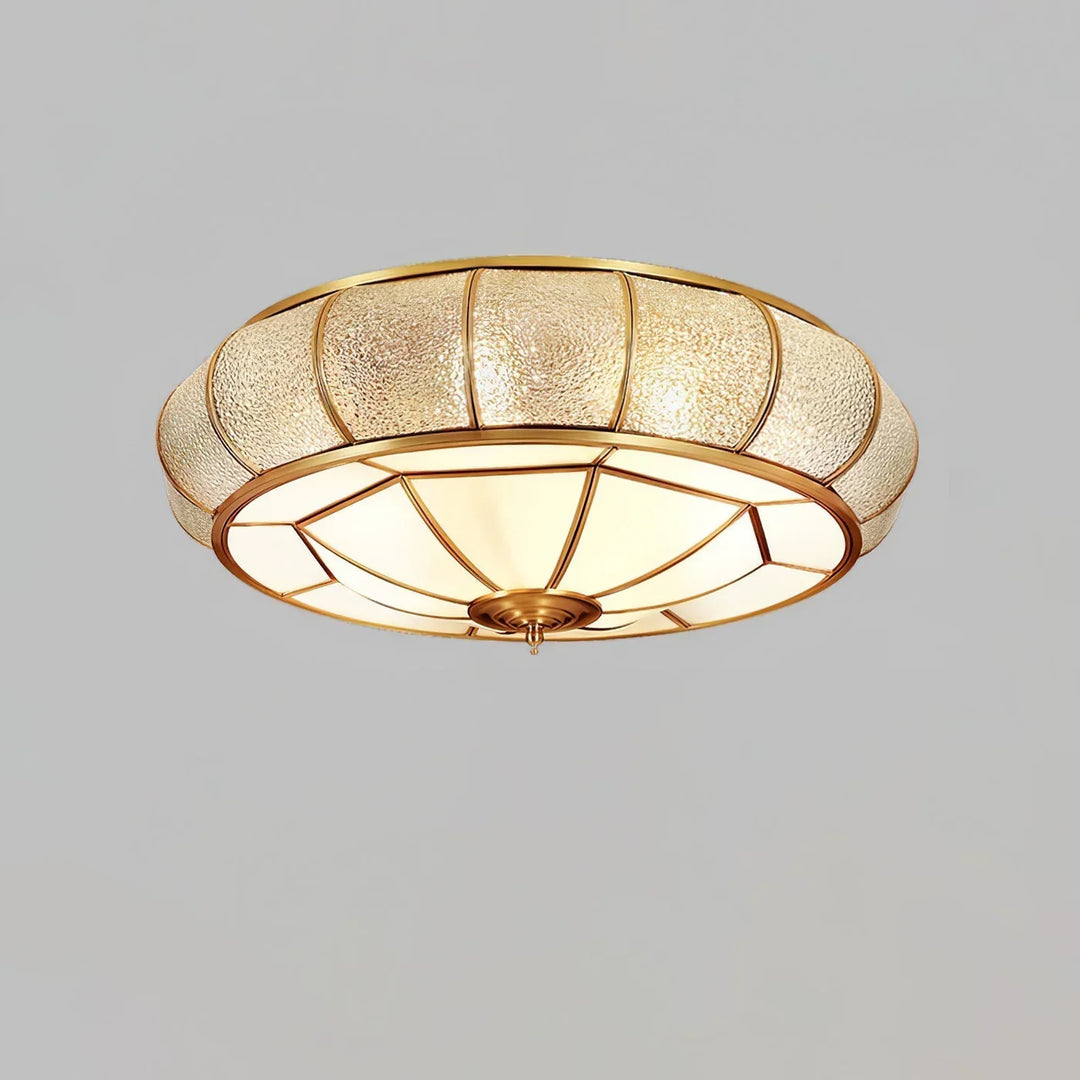 Klassische Deckenleuchte im Retro-Stil mit Glas und Messing