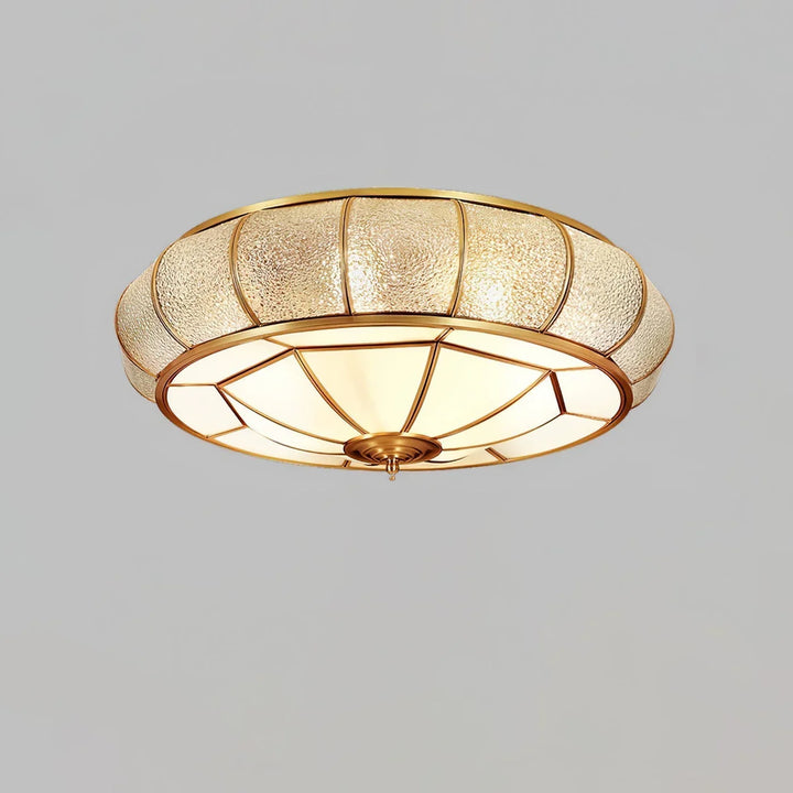Klassische Deckenleuchte im Retro-Stil mit Glas und Messing