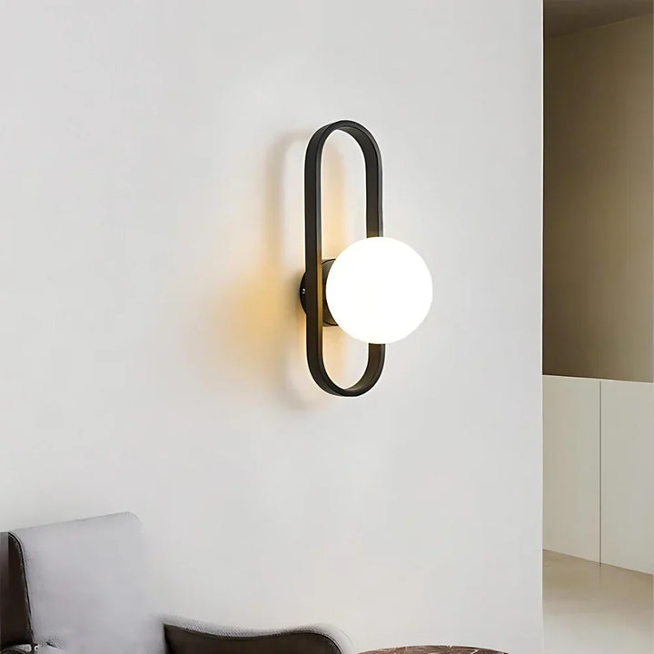Moderne Wandleuchte mit Milchglaskugel