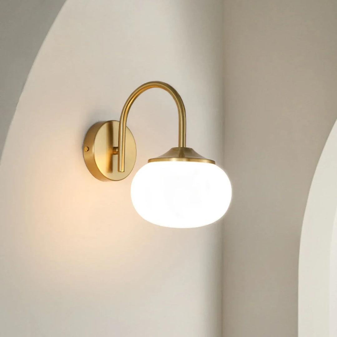 Wandleuchte mit Glasschirm und goldenem Finish