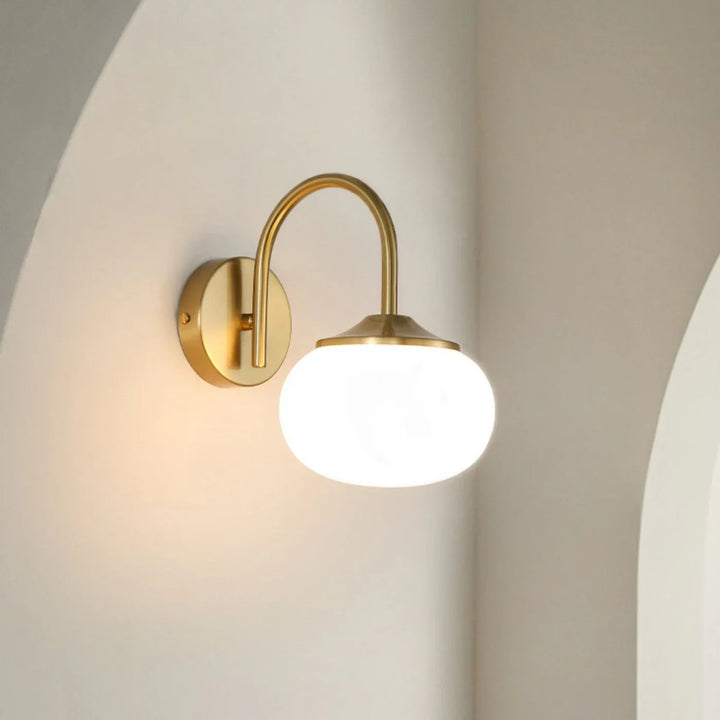 Wandleuchte mit Glasschirm und goldenem Finish